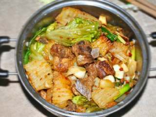 8、地方菜≈干锅排骨≈,盛入锅中，点火即可