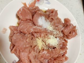 2、家庭版水煮肉片,料酒、盐、鸡精、胡椒粉，腌制15分钟