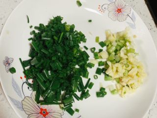 8、家庭版水煮肉片,切葱花，在切一点蒜末