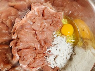 9、家庭版水煮肉片,腌制好的肉加入红薯粉、一个鸡蛋，顺一个方向搅动上劲