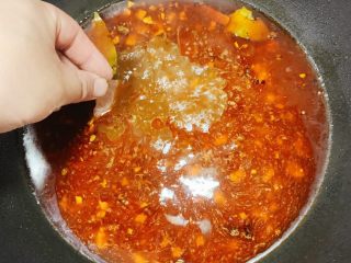 15、家庭版水煮肉片,然后小火，依次放入肉片，不要一下子全部倒进去，要摊开均匀受热。