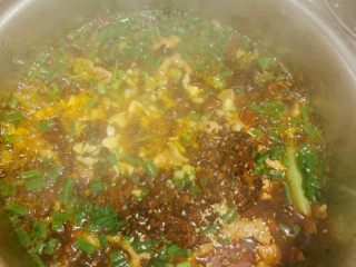 19、家庭版水煮肉片,倒入炸油，爆香