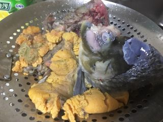 1、酒糟煮鱼 湘菜 鱼的百种做法,把鱼籽。鱼头处理一下。一定要记住鱼肠处理扔掉哦！里面也许会有不可形容的物体。鱼腮也要处理。因为鱼呼吸里面或许会有泥沙。