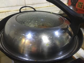 6、酒糟煮鱼 湘菜 鱼的百种做法,盖上锅盖。焖鱼。大火。