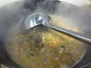7、酒糟煮鱼 湘菜 鱼的百种做法,焖三分钟左右。水开始沸腾。这时候可以尝一尝汤味。适当的加盐跟味精。再次提味。