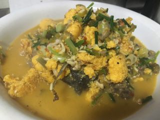 11、酒糟煮鱼 湘菜 鱼的百种做法,酒糟入锅后 大火微煮一小会儿，让酒糟的甜味跟酒味入汤。出锅！请慢用