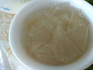 2、东北双人份麻辣拌之酸甜拌,用热水泡软宽粉，用剪子剪成菱形，泡着。