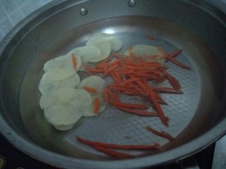 7、东北双人份麻辣拌之酸甜拌,锅里倒入凉水开始先放入比较难熟的土豆片和胡萝卜丝。