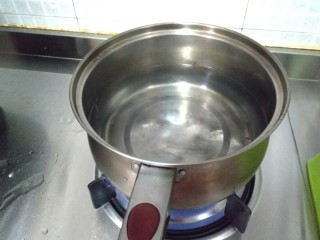 8、东北双人份麻辣拌之酸甜拌,另外一个灶台，开火，烧水准备煮面用的水。