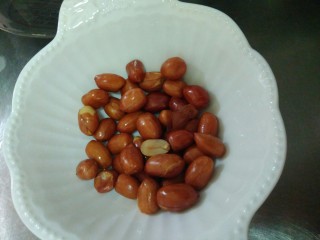 9、东北双人份麻辣拌之酸甜拌,趁着水烧开的时候，拿出这么一些花生米来，等会拌进去。