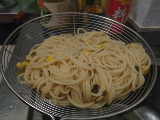 14、东北双人份麻辣拌之酸甜拌,面条用漏勺捞出来，尽量空干水分，放入菜里面。