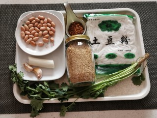 1、酸辣土豆粉,食材准备好