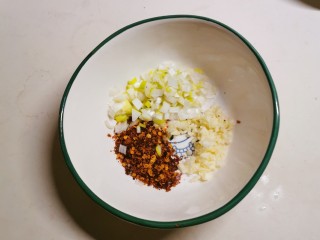 5、酸辣土豆粉,蒜切碎 葱切碎  辣椒粉  放到大碗里