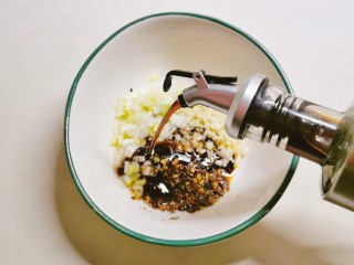 8、酸辣土豆粉,放入生抽 醋  盐  