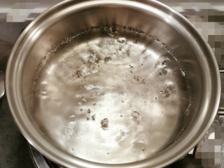 9、酸辣土豆粉,煮锅  放入清水烧开