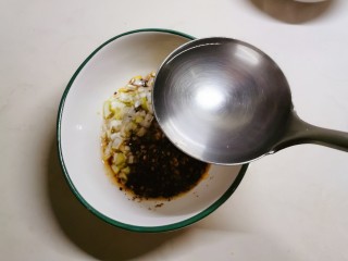 10、酸辣土豆粉,将一汤勺开水倒入调料碗里