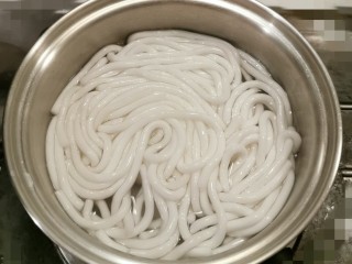 12、酸辣土豆粉,锅中开水中加入土豆粉 煮熟