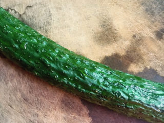 1、鸡蛋炒青瓜,青瓜洗干净去头尾