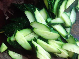 2、鸡蛋炒青瓜,切成片