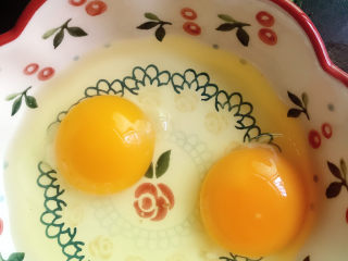 3、鸡蛋炒青瓜,鸡蛋打入碗中