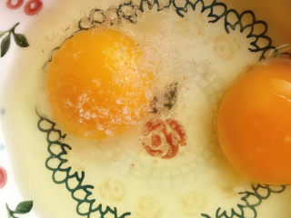 4、鸡蛋炒青瓜,放盐