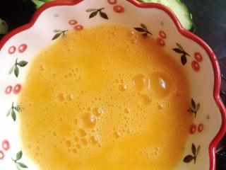 5、鸡蛋炒青瓜,打散