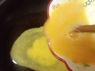 7、鸡蛋炒青瓜,倒入蛋液