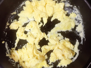 8、鸡蛋炒青瓜,炒至凝固