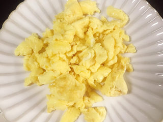 9、鸡蛋炒青瓜,装盘备用