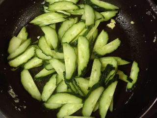 10、鸡蛋炒青瓜,锅中放入青瓜
