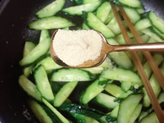 11、鸡蛋炒青瓜,放虾皮粉