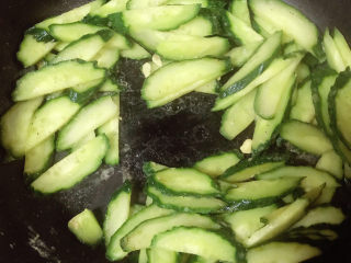 12、鸡蛋炒青瓜,加少许清水