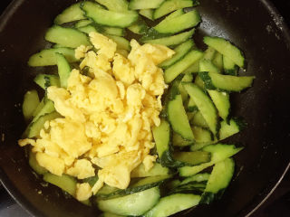 14、鸡蛋炒青瓜,倒入炒好的鸡蛋