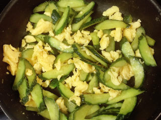 15、鸡蛋炒青瓜,拌匀