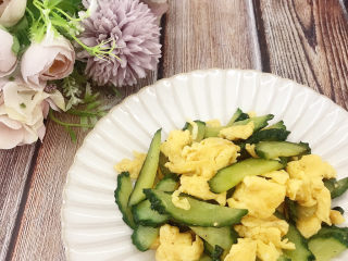 16、鸡蛋炒青瓜,出锅装盘
