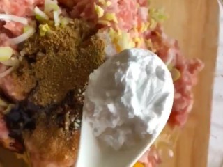 1、豆腐皮卷肉,肉馅中放入葱姜末，酱油，耗油，老抽，盐，鸡精，十三香，打入一个鸡蛋，放一勺玉米淀粉