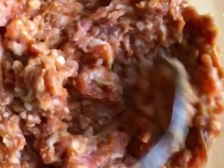 2、豆腐皮卷肉,顺着一个方向搅拌均匀