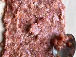 3、豆腐皮卷肉,然后把调好的肉馅铺在豆腐皮上