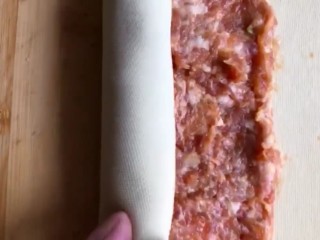 4、豆腐皮卷肉,然后卷起来