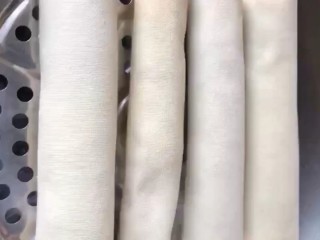 5、豆腐皮卷肉,上锅蒸二十分钟