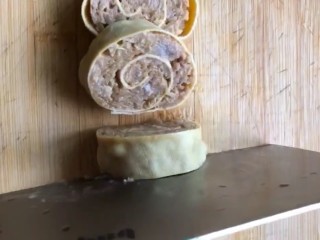 6、豆腐皮卷肉,蒸好之后出锅切成块
