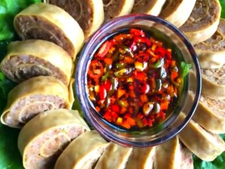7、豆腐皮卷肉,摆入盘中，蘸着自己喜欢吃的蘸料就可以吃了