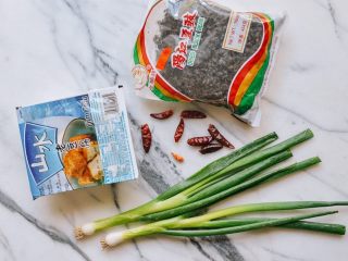 1、豆豉豆腐,准备好配料