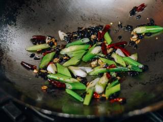 5、豆豉豆腐,把所有的东西翻炒一分钟，注意不要烧大蒜。