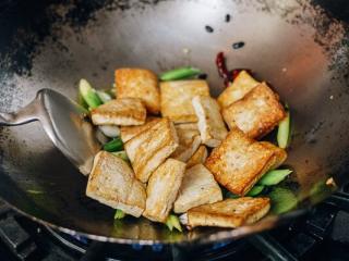6、豆豉豆腐,加入豆腐、绍兴酒、生抽、芝麻油、白胡椒粉。