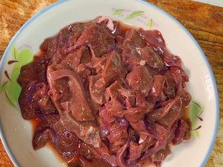 1、家常泡椒猪肝,猪肝切柳叶片,泡冷水除去血水