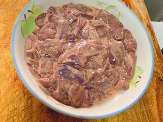 2、家常泡椒猪肝,用料酒(啤酒可以代替)、盐、胡椒腌制5分钟,加入红薯粉上浆
