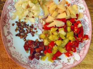 3、家常泡椒猪肝,泡椒泡姜切粒、老姜蒜头切小粒、干辣椒剪段