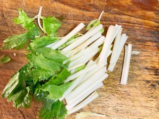 4、家常泡椒猪肝,芹菜切段,西芹也可以,看自己