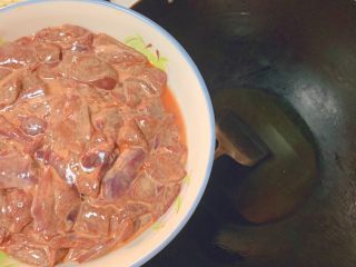 5、家常泡椒猪肝,起锅烧油,油温7成倒入腌制好的猪肝,油温一定要高